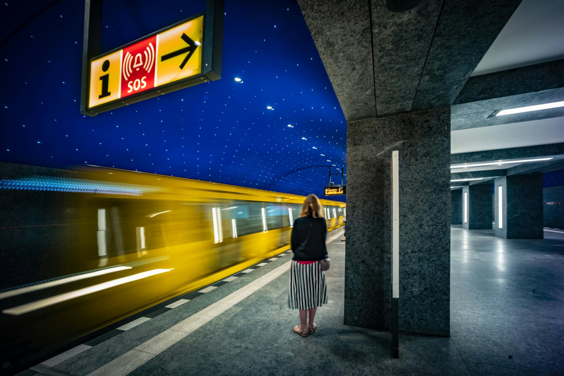 6662 Lichtpunkte leuchten auf nachtblauem Himmel: Ein Zug der Linie U5 verlässt den U-Bahnhof Museumsinsel. Bei der BVG haben sich die Einnahmen aus dem Deutschlandticket fast verdoppelt.