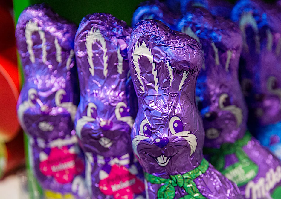 Die ersten Schokoladen-Osterhasen stehen schon viele Wochen vor dem Fest in den Regalen.