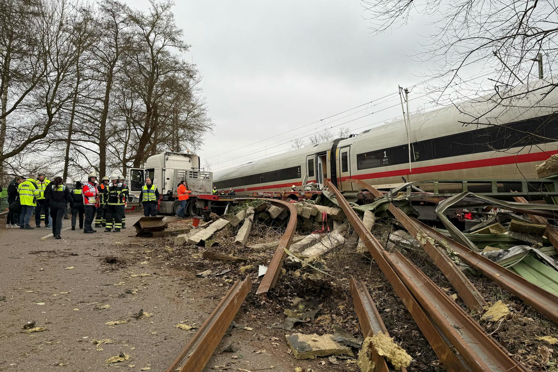 Rettungskräfte an der Unfallstelle im Hamburger Stadtteil Rönneburg, wo ein ICE in einen Sattelschlepper gerast ist.