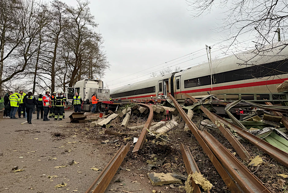 Rettungskräfte an der Unfallstelle im Hamburger Stadtteil Rönneburg, wo ein ICE in einen Sattelschlepper gerast ist.