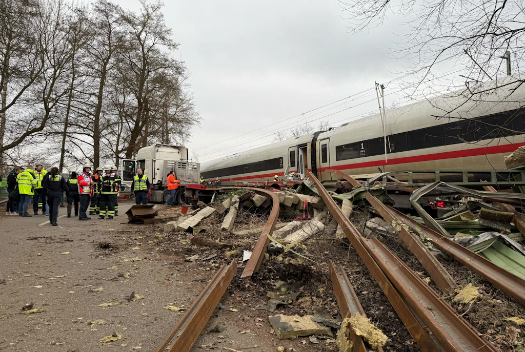 Mit 300 Fahrgästen an Bord: ICE kracht auf Sattelzug – 1 Toter, 25 Verletzte