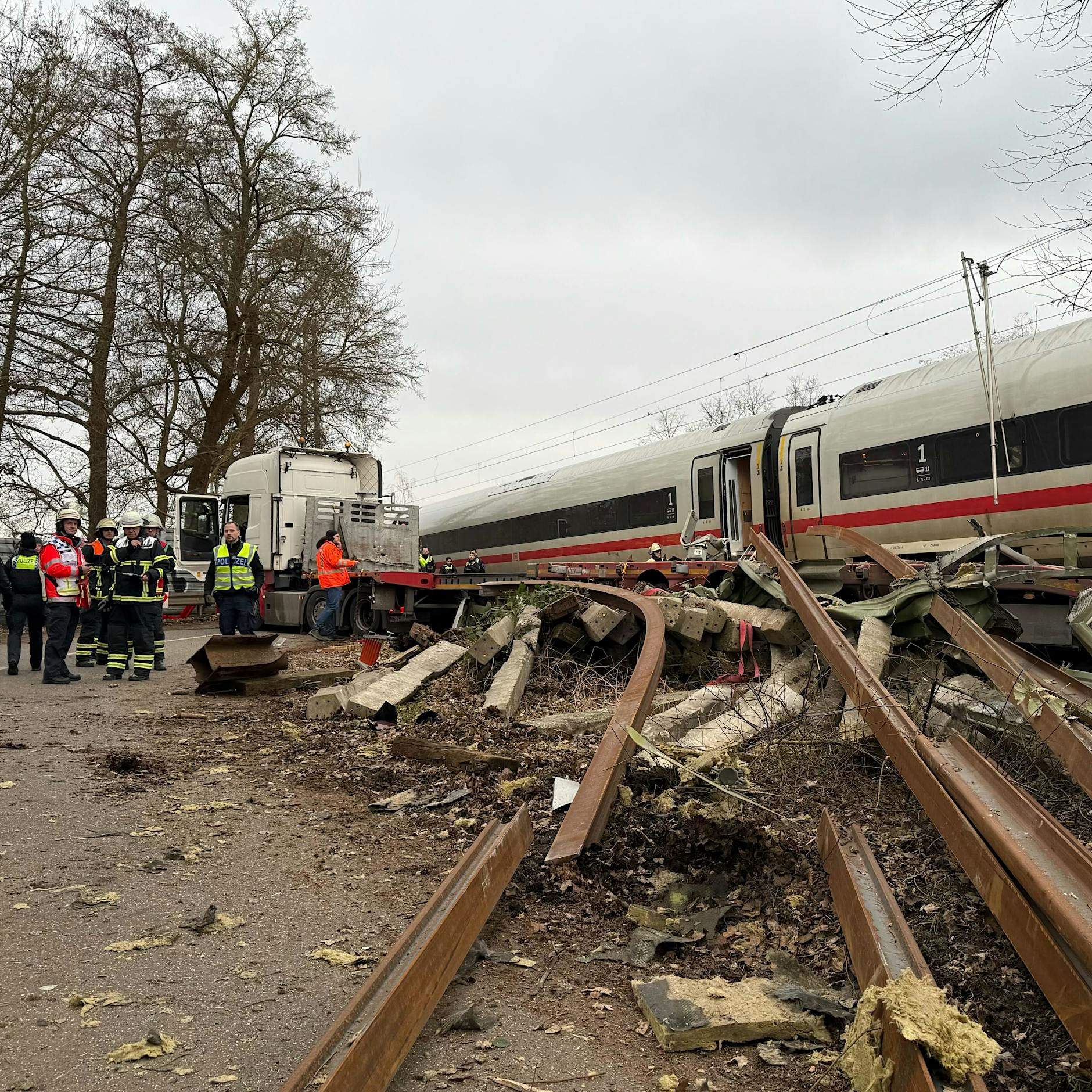 Mit 300 Fahrgästen an Bord: ICE kracht auf Sattelzug – 1 Toter, 25 Verletzte