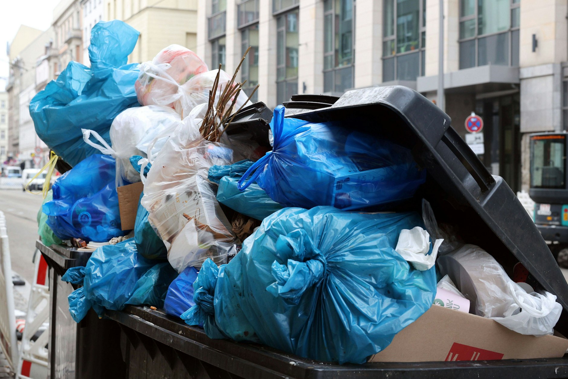 Überquellende Mülltonnen in Berlin: Das droht an manchen Orten der Hauptstadt, wenn die BSR streikt.