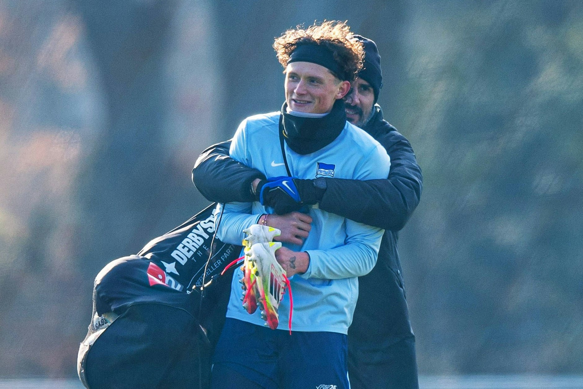 Hertha-Trainer Cristian Fiel (r.) sucht bei Fabian Reese ein bisschen Wärme, Halt und Schutz.