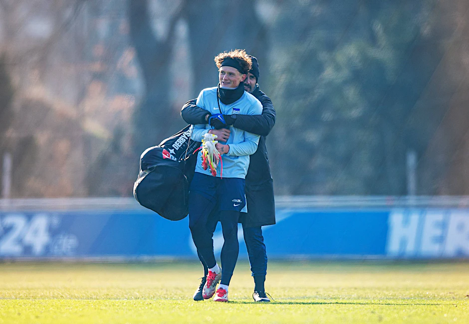 Hertha-Trainer Cristian Fiel (r.) sucht bei Fabian Reese ein bisschen Wärme, Halt und Schutz.