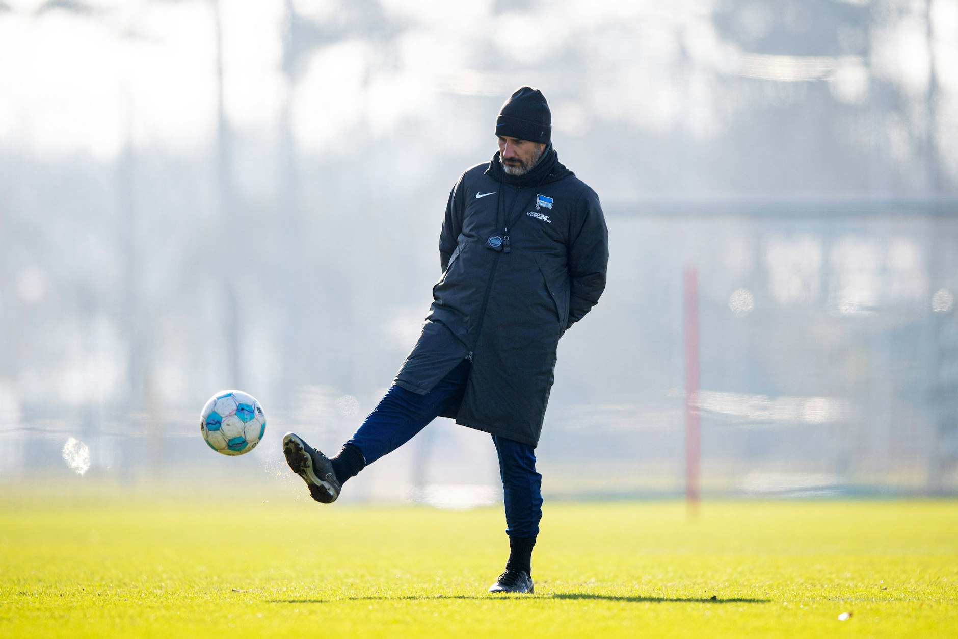 Herthas Trainer Cristian Fiel spielt allein auf dem Trainingsplatz mit dem Ball.