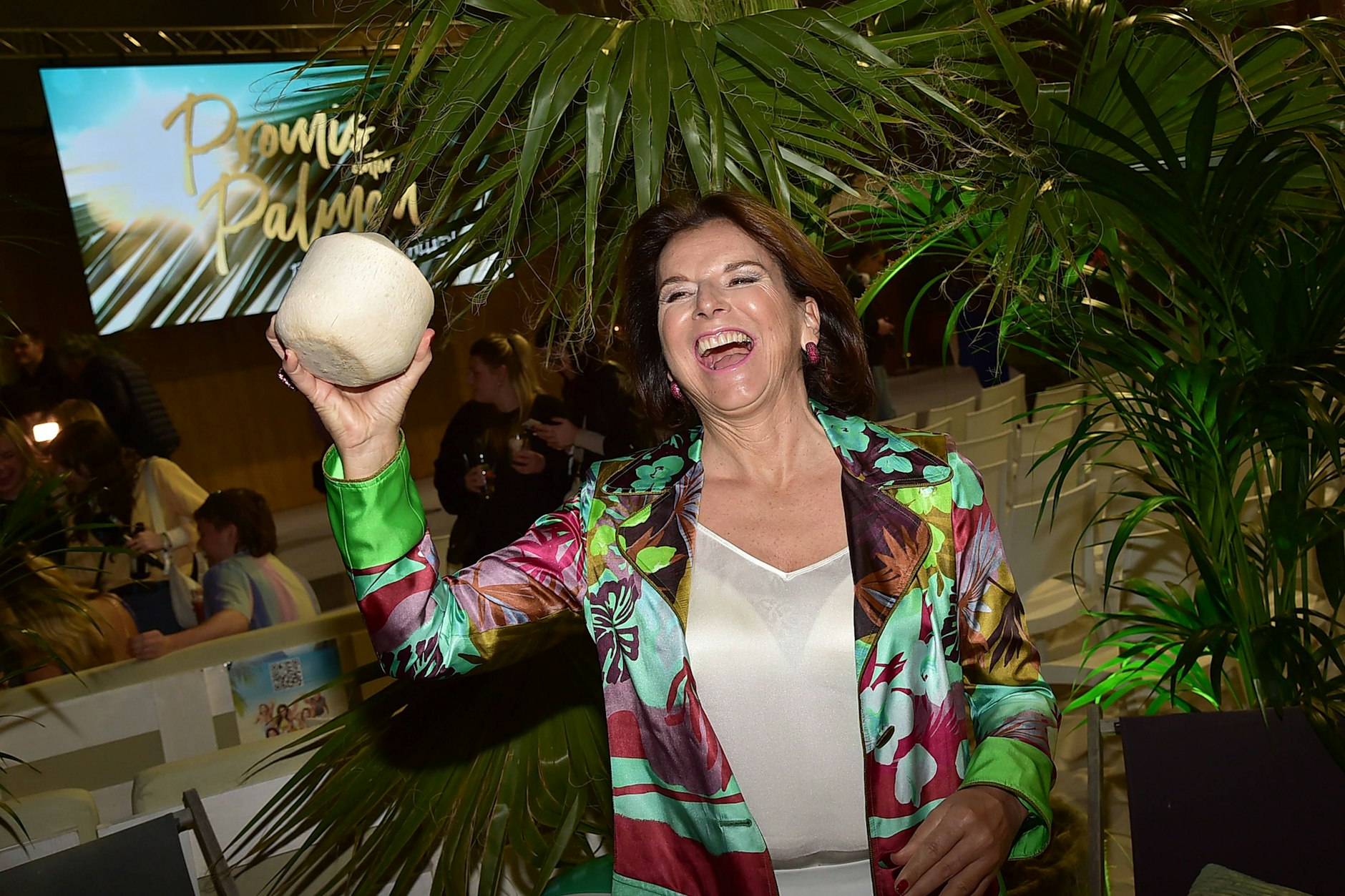 Claudia Obert war bei der „Promis unter Palmen“-Premiere gut drauf.