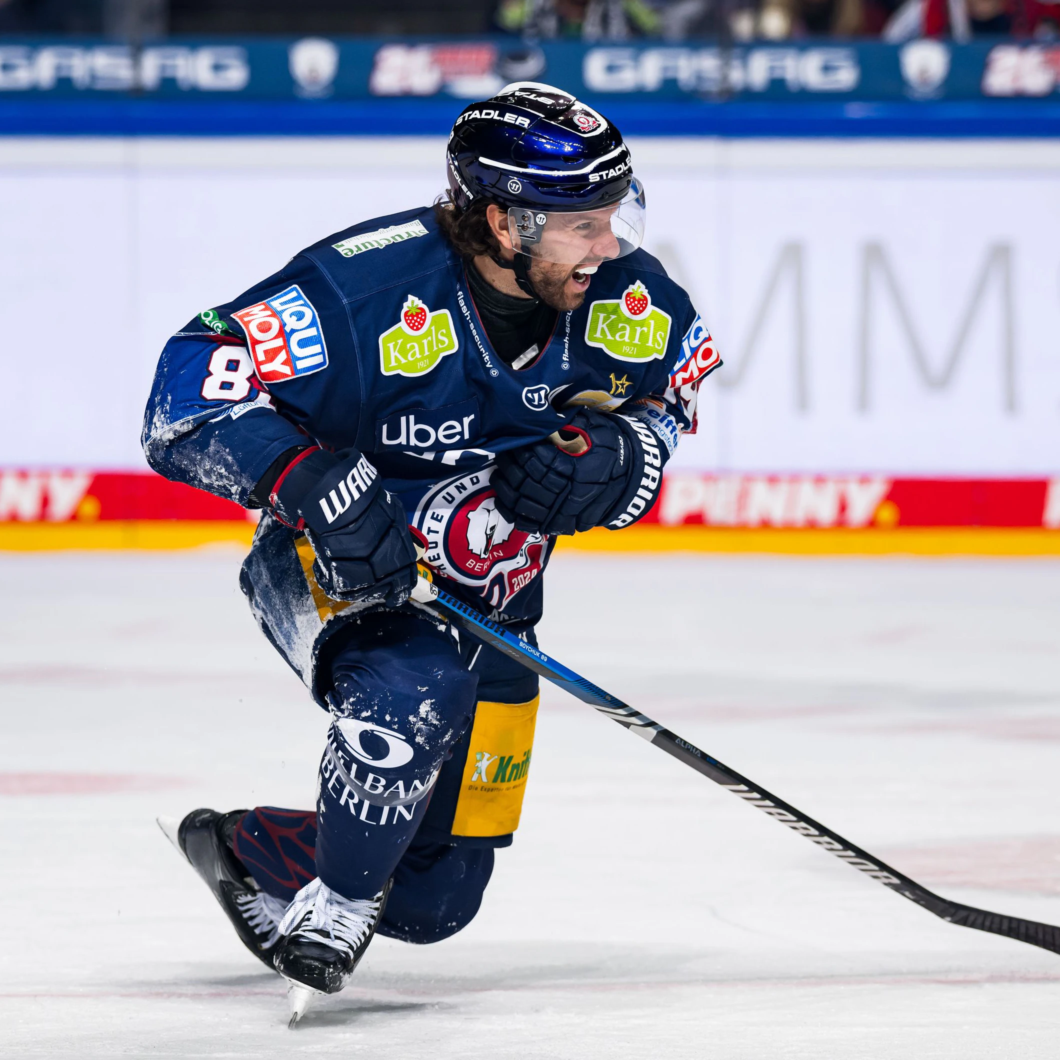 Mit Schmerzen nach einem Foul gegen Bremerhaven raus und seit Mitte Januar verletzt raus: Eisbär Zach Boychuk.