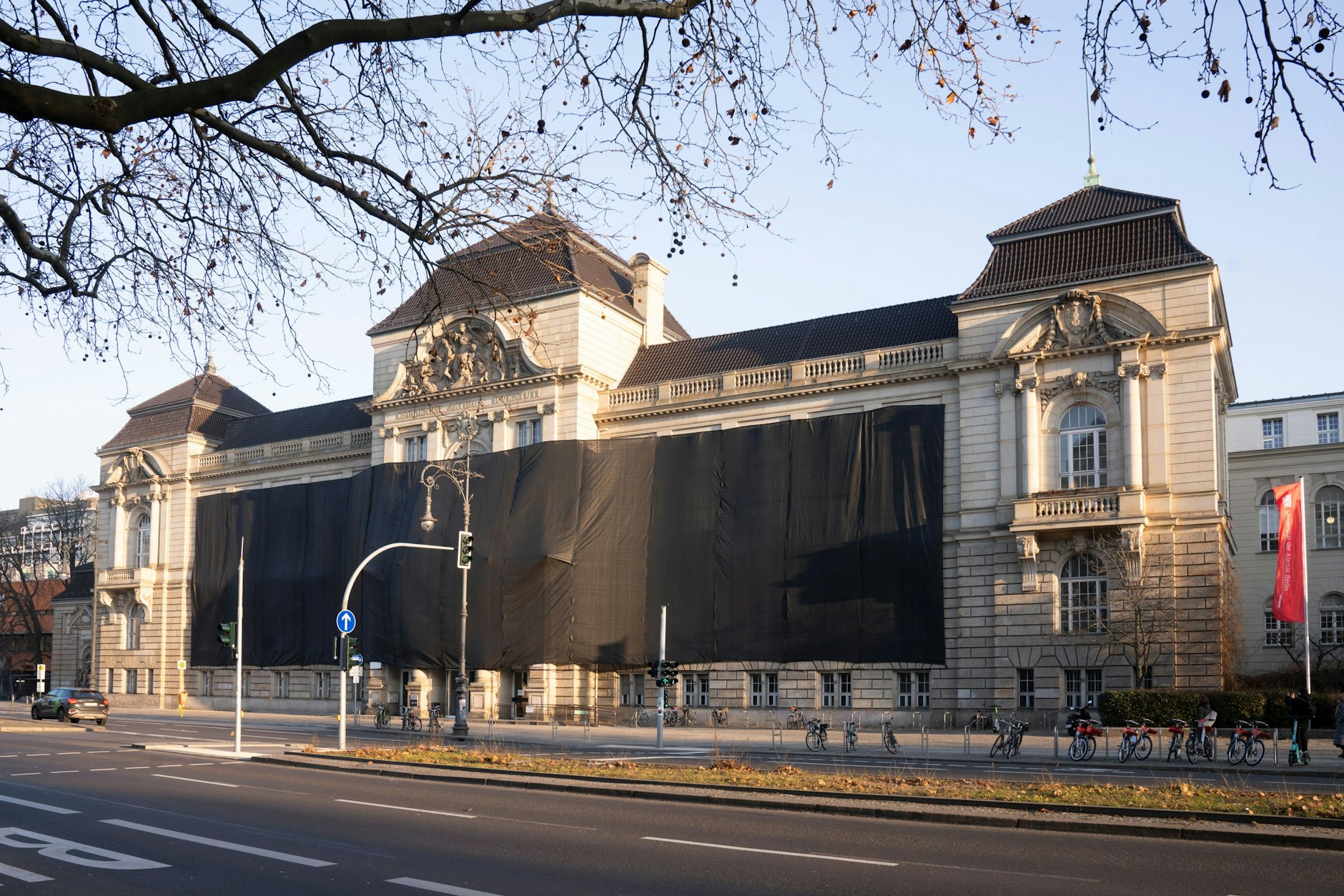 Die Fassade der Universität der Künste wurde verhüllt.