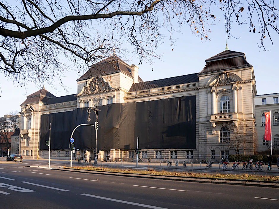 Die Fassade der Universität der Künste wurde verhüllt.