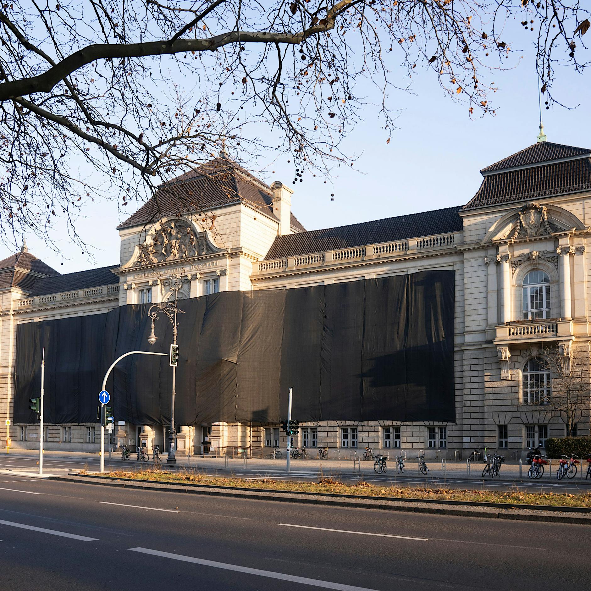 UdK-Fassade in Charlottenburg verhüllt: Das steckt dahinter
