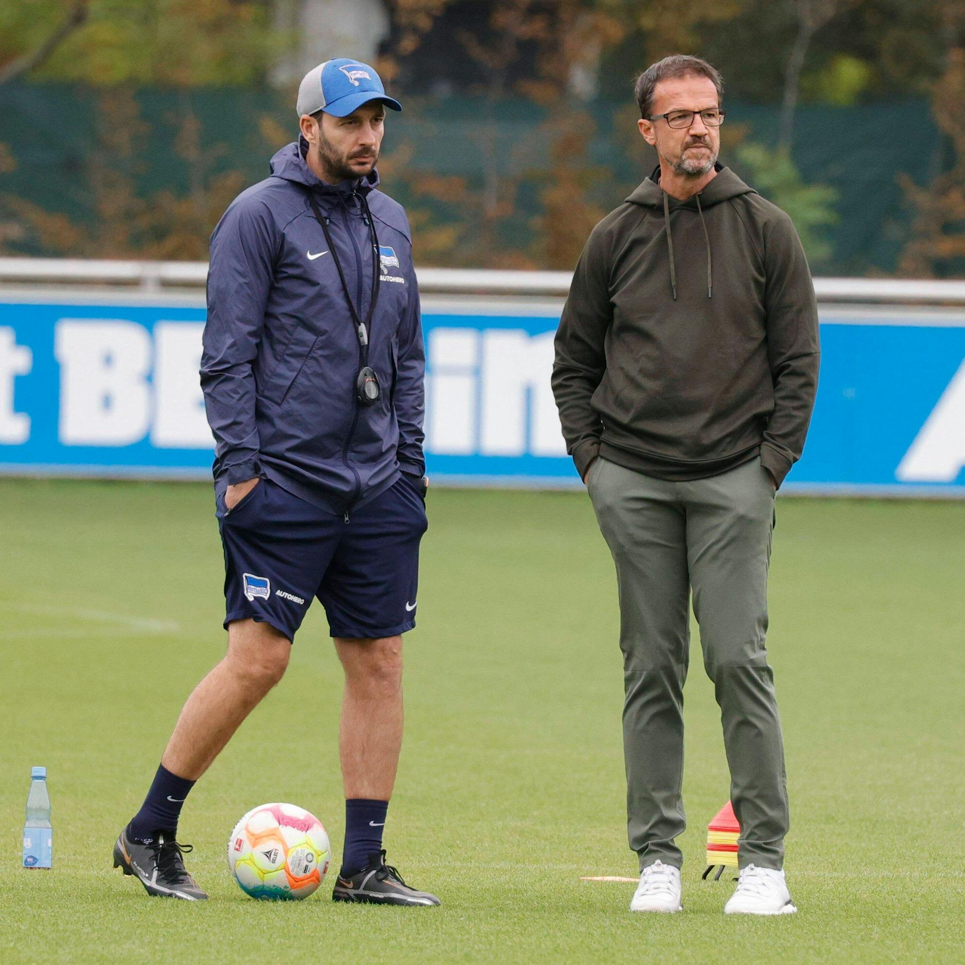 Hände in den Taschen und den richtigem Moment zum Handeln verpasst: Sandro Schwarz (l.) und Fredi Bobic.
