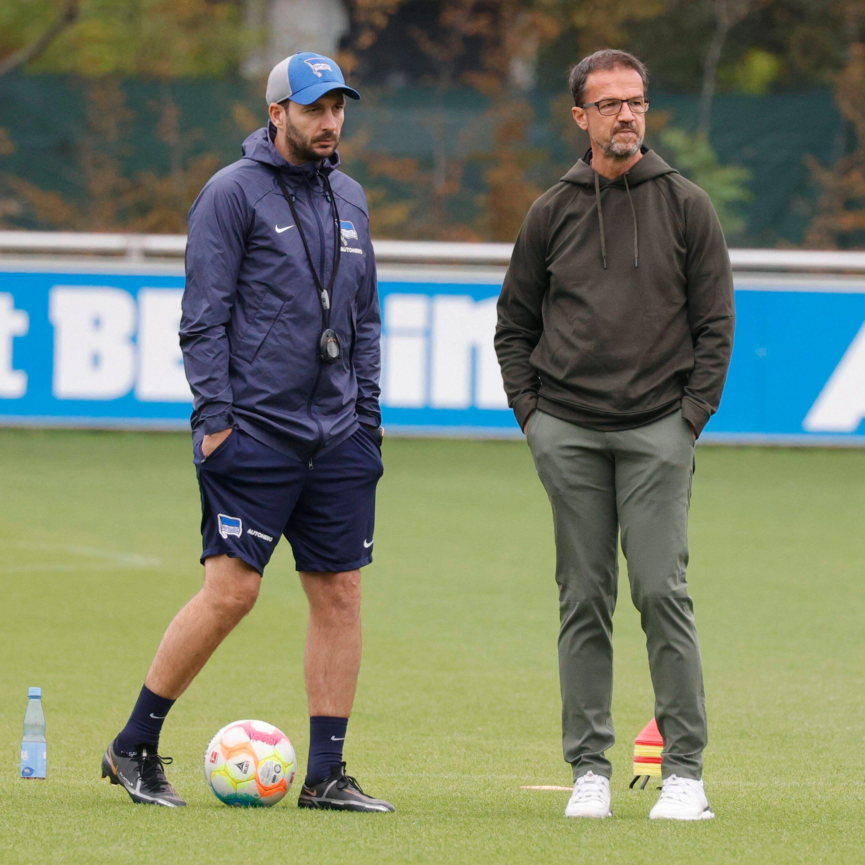 Hände in den Taschen und den richtigem Moment zum Handeln verpasst: Sandro Schwarz (l.) und Fredi Bobic.
