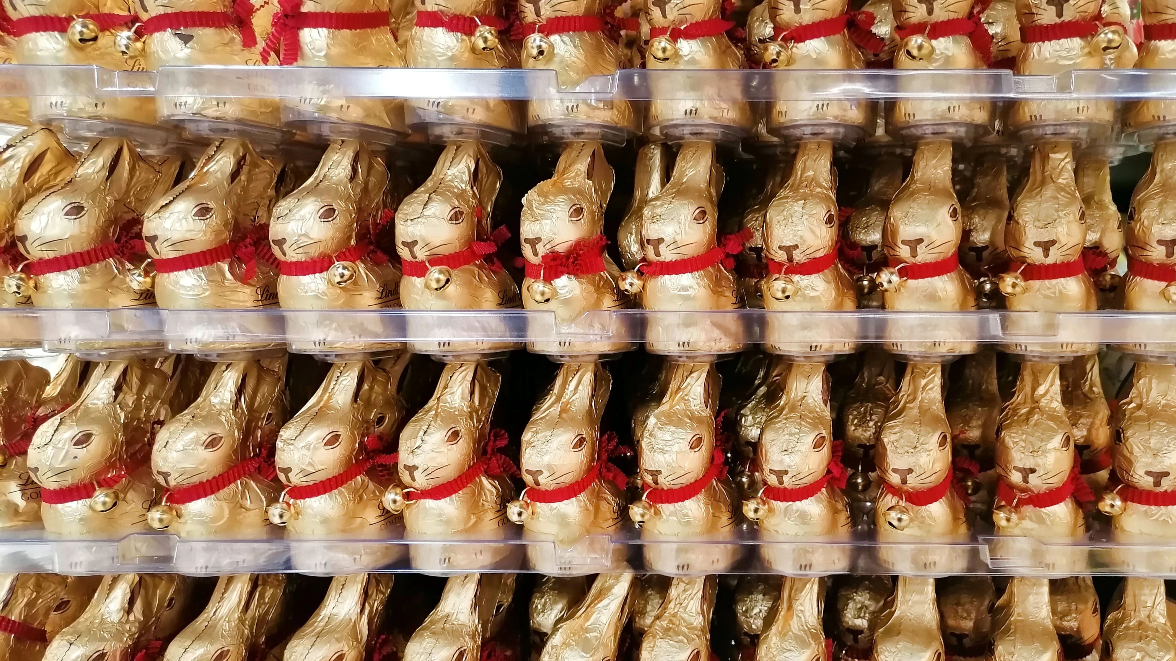 Meist in der zweiten Februarhälfte, nach dem Valentinstag und nach Karneval beginnt in den Supermärkten der Verkauf von Oster-Süßigkeiten.