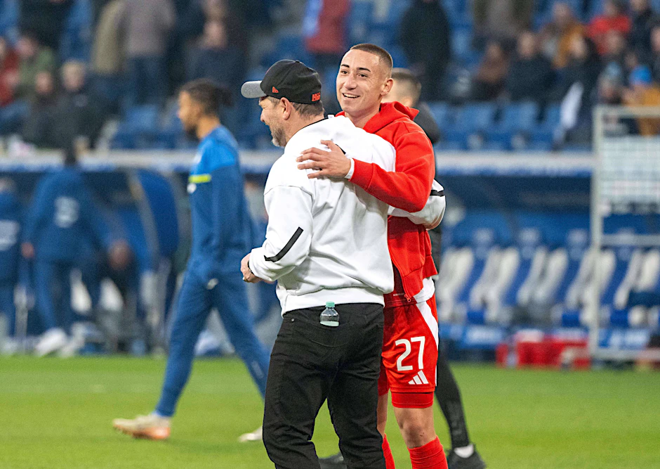 Marin Ljubicic (r.) freut sich nach dem Abpfiff des Spiels gegen Hoffenheim auch über die nette Gratulation von Trainer Steffen Baumgart.