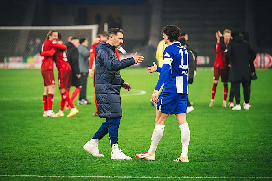 Immer öfter verkniffene Gesichter und Aufbauarbeit wie hier mit Fabian Reese (r.) statt Jubel und Freude: Hertha-Trainer Cristian Fiel.