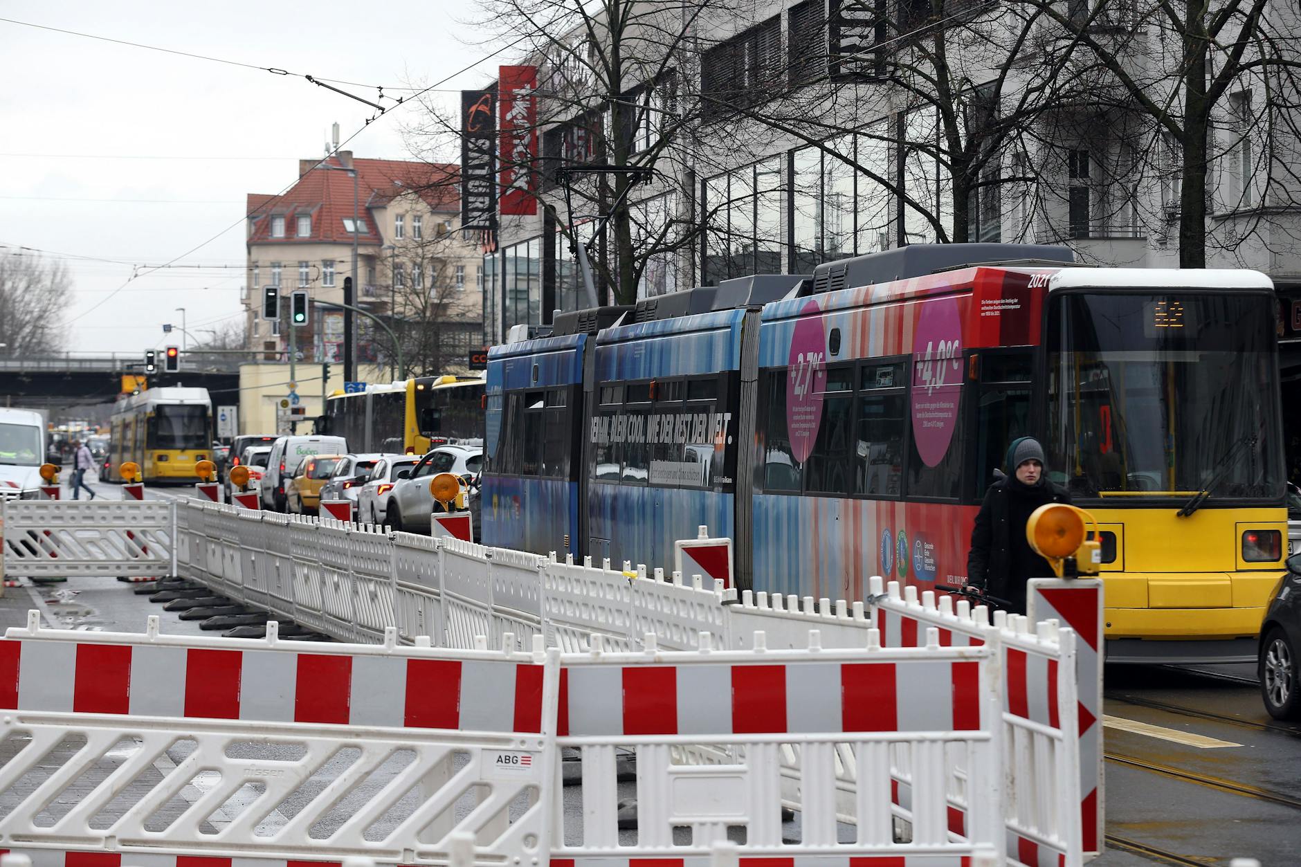 Verkehrschaos in der Köpenicker Bahnhofstraße: Die wichtige Verbindungsstraße ist schon seit vielen Monaten Dauerbaustelle. Der S-Bahnhof wird neu gebaut.