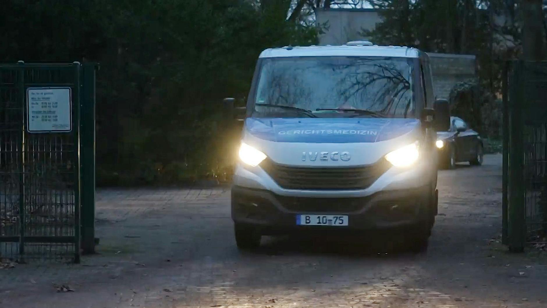 Ein Fahrzeug der Gerichtsmedizin verlässt einen Friedhof in Neukölln. Im Rahmen der Ermittlungen gegen einen Berliner Sterbearzt wurde im Dezember eine weitere Grabstelle geöffnet, die ausgegrabene Leiche untersucht.