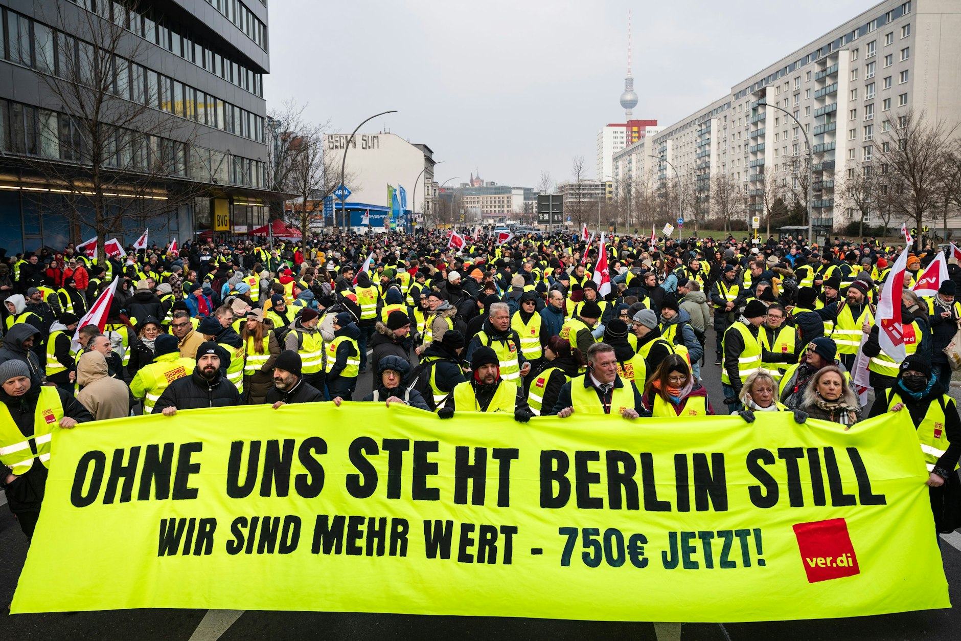 Vor der BVG-Zentrale in der Holzmarktstraße gingen am Montag die Streikenden auf die Straße.