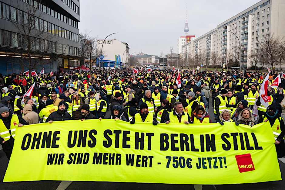 Sie wollten monatlich 750 Euro mehr, bekommen aber weniger angeboten: Die Verdi-Mitglieder unter den BVG-Mitarbeitern haben es in der Hand, ob der Tarifstreit bei der BVG beendet wird oder nicht.
