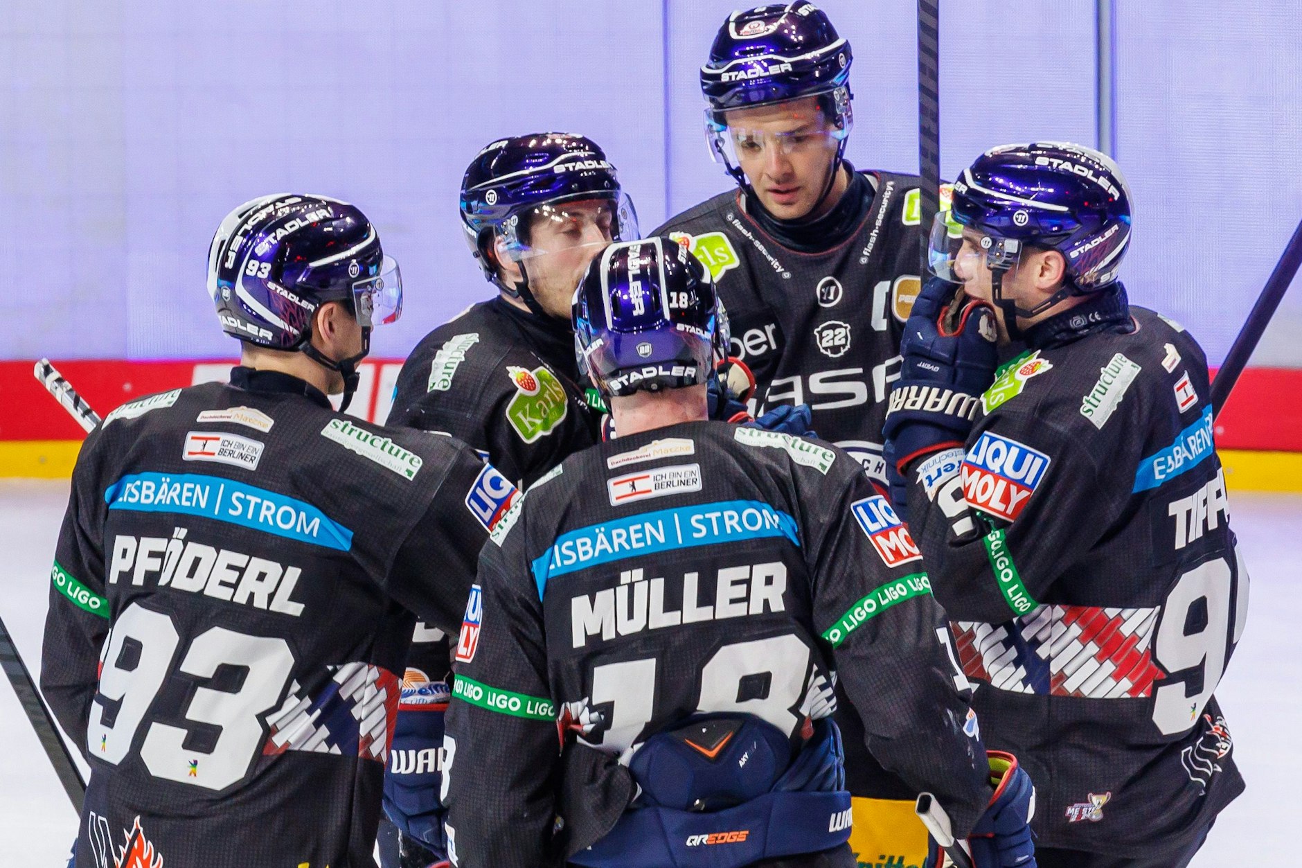Gegen die Düsseldorfer EG soll für die Eisbären - so gut es eben geht - wieder nur Eishockey im Mittelpunkt stehen.
