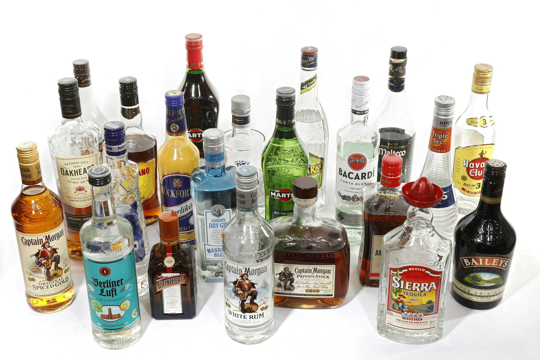 Eine Batterie hochprozentiger Alkoholiker: Zu viel davon führt in die Abhängigkeit.