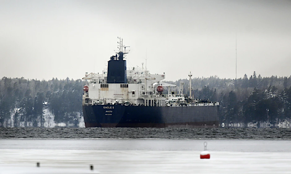 Der auf den Cookinseln registrierte Öltanker Eagle S ankert in der Nähe des Hafens Kilpilahti in Porvoo, Finnland. Der Tanker wurde verdächtigt, die Stromverbindung zwischen Finnland und Estland, Estlink 2, gestört zu haben, und er wird auch verdächtigt, Teil der sogenannten russischen Schattenflotte zu sein.