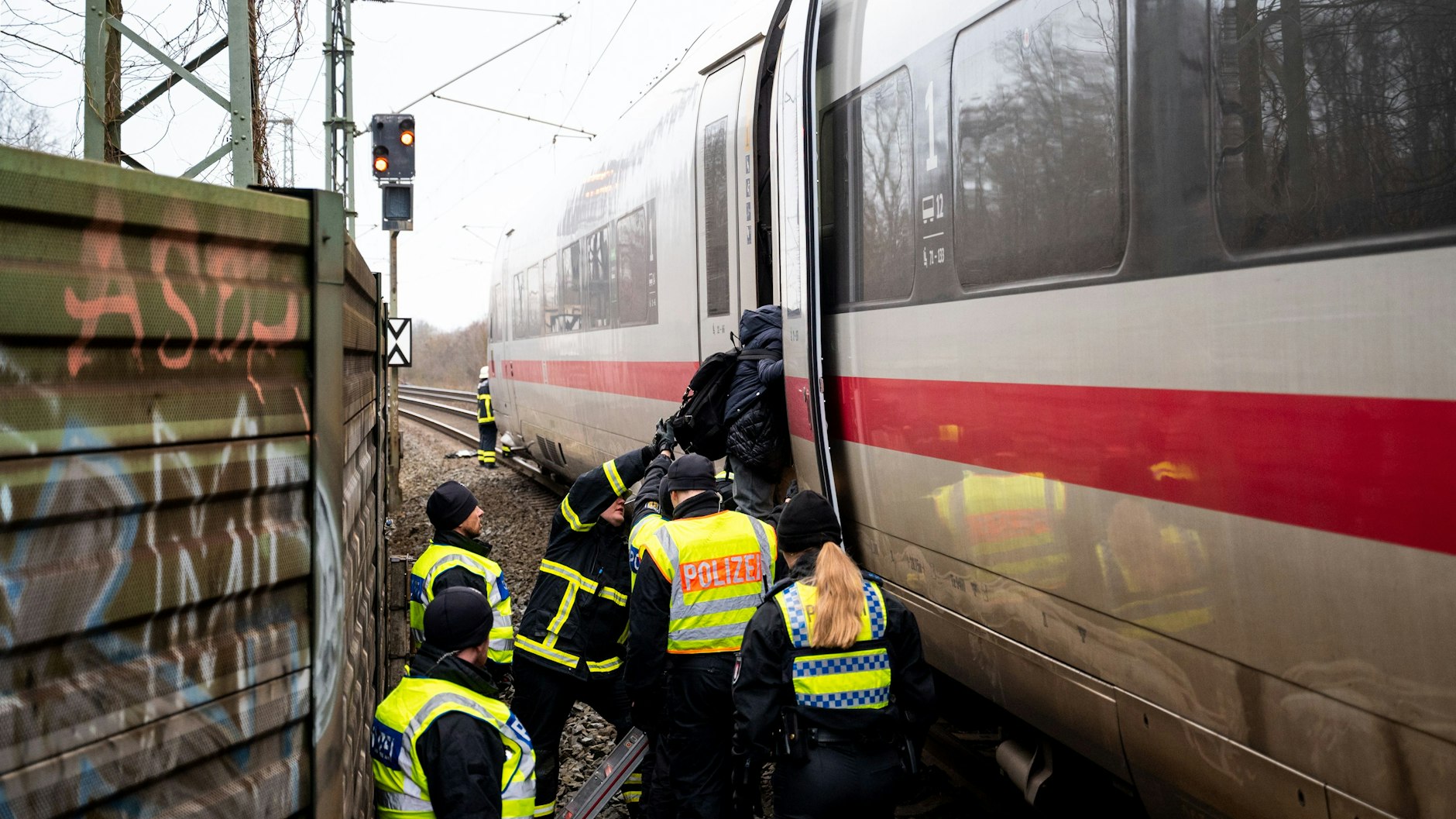 Etwa zwei bis drei Stunden nach dem Zugunglück wurde der ICE evakuiert und die Fahrgäste mit Bussen nach Harburg gebracht.
