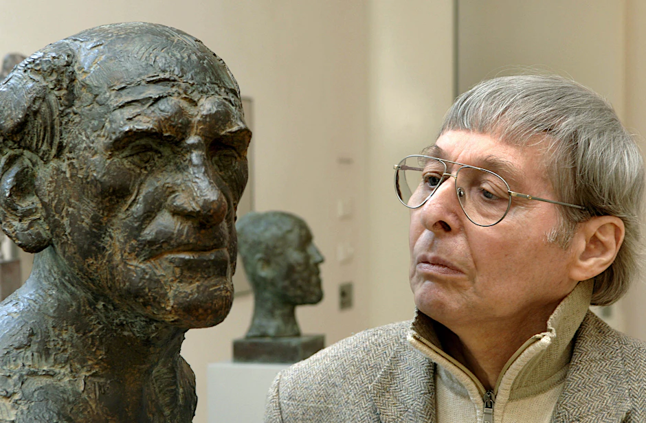 Der Bildhauer Wieland Förster vor Jahren im Georg-Kolbe-Museum vor seiner Porträtbüste des Schauspielers Bernhard Minetti