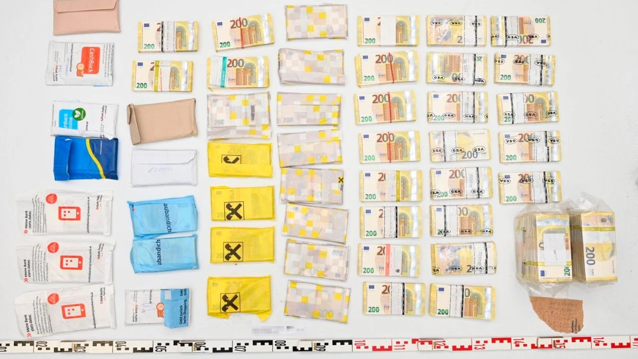 Die Polizei fand im Tresor der Betrügerin Marina M. mehrere Millionen in verschiedenen Währungen.