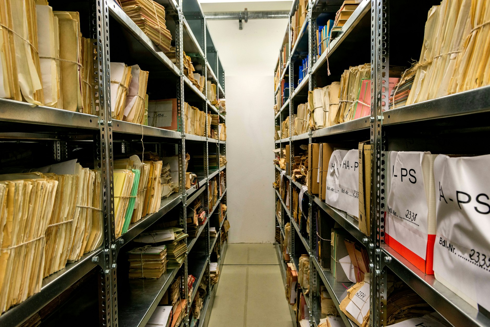 Blick in ein Berliner Archiv mit in Regalen abgelegten Stasi-Akten: Insgesamt 111 Kilometer Akten lagern an 13 Standorten des Bundesarchivs.