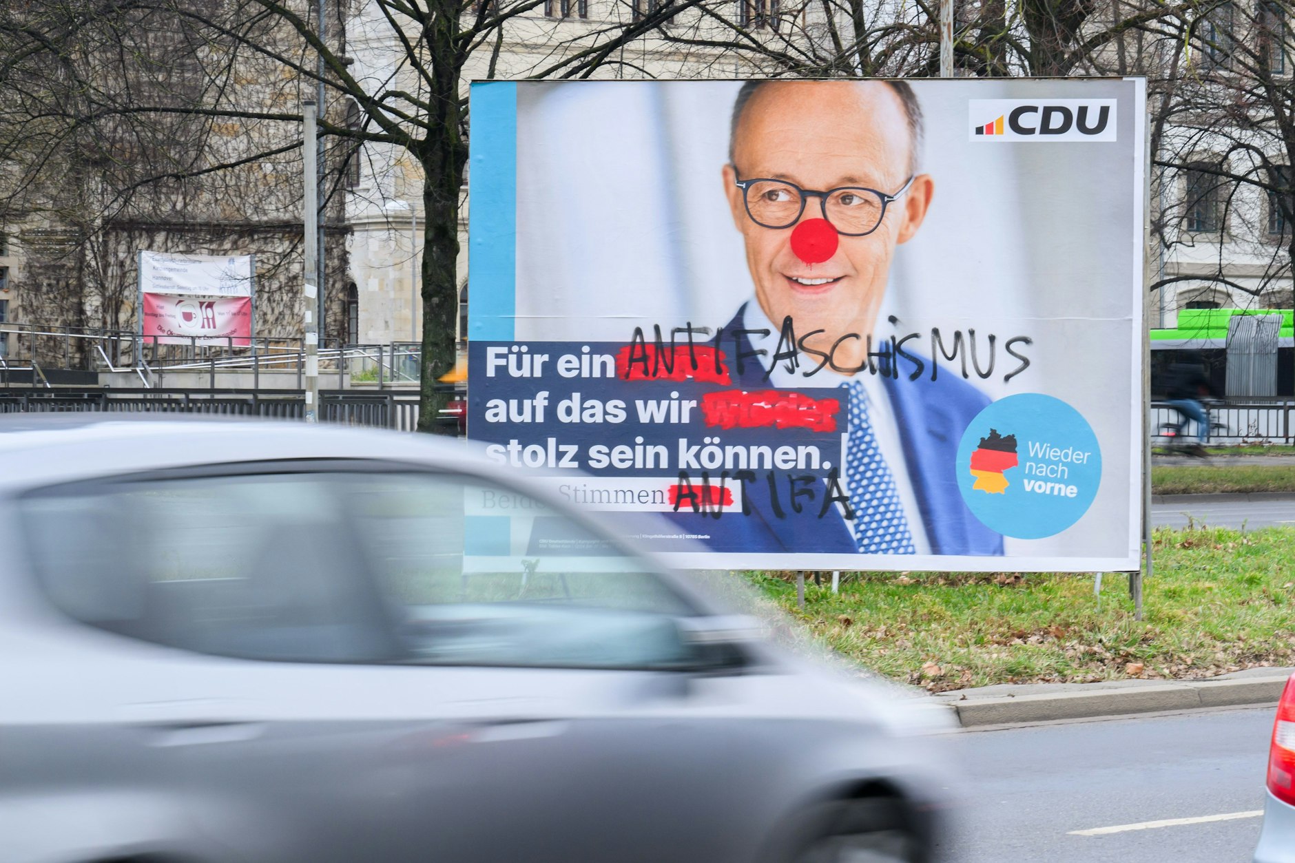 Nicht nur in Berlin gibt es Attacken auf Wahlplakate: Dieses in Hannover beschmierte CDU-Wahlplakat zeigt Kanzlerkandidat Friedrich Merz.