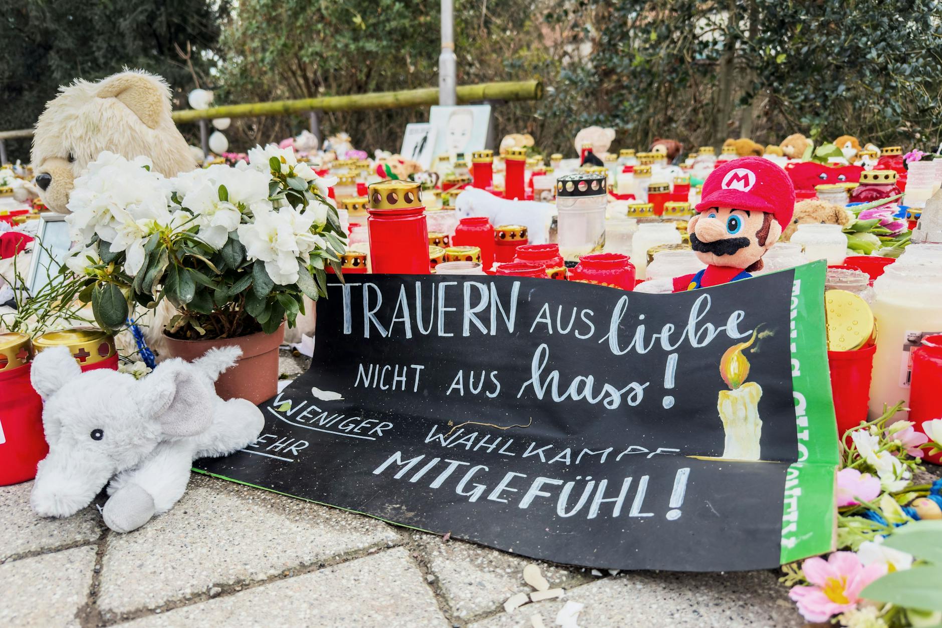 Nach dem tödlichen Messer-Angriff von Aschaffenburg trauern viele Menschen.