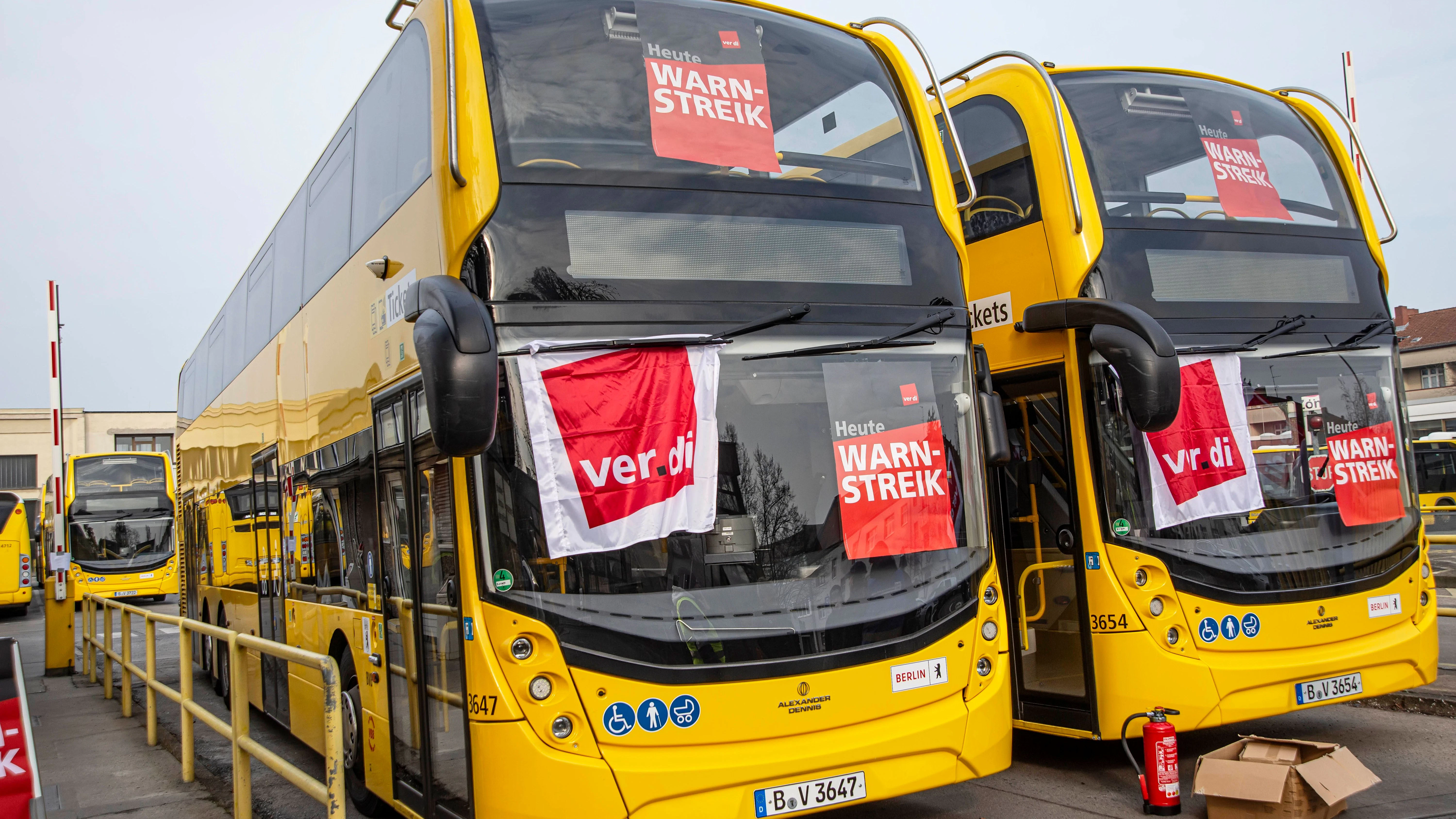 Busse bleiben auf dem BVG-Betriebshof Britz in der Gradestraße stehen.