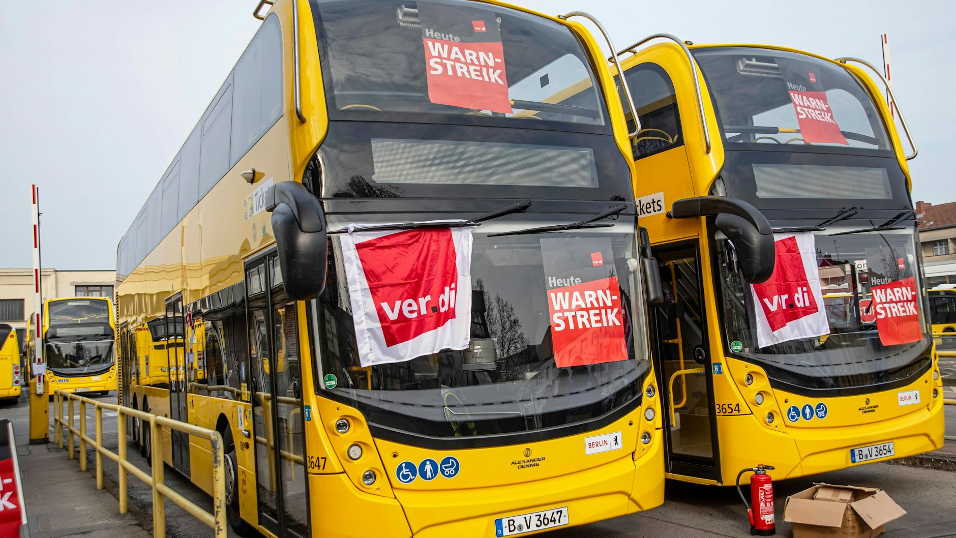 Die Busse bleiben am Montag auf dem BVG-Betriebshof Britz in der Gradestraße stehen. 
