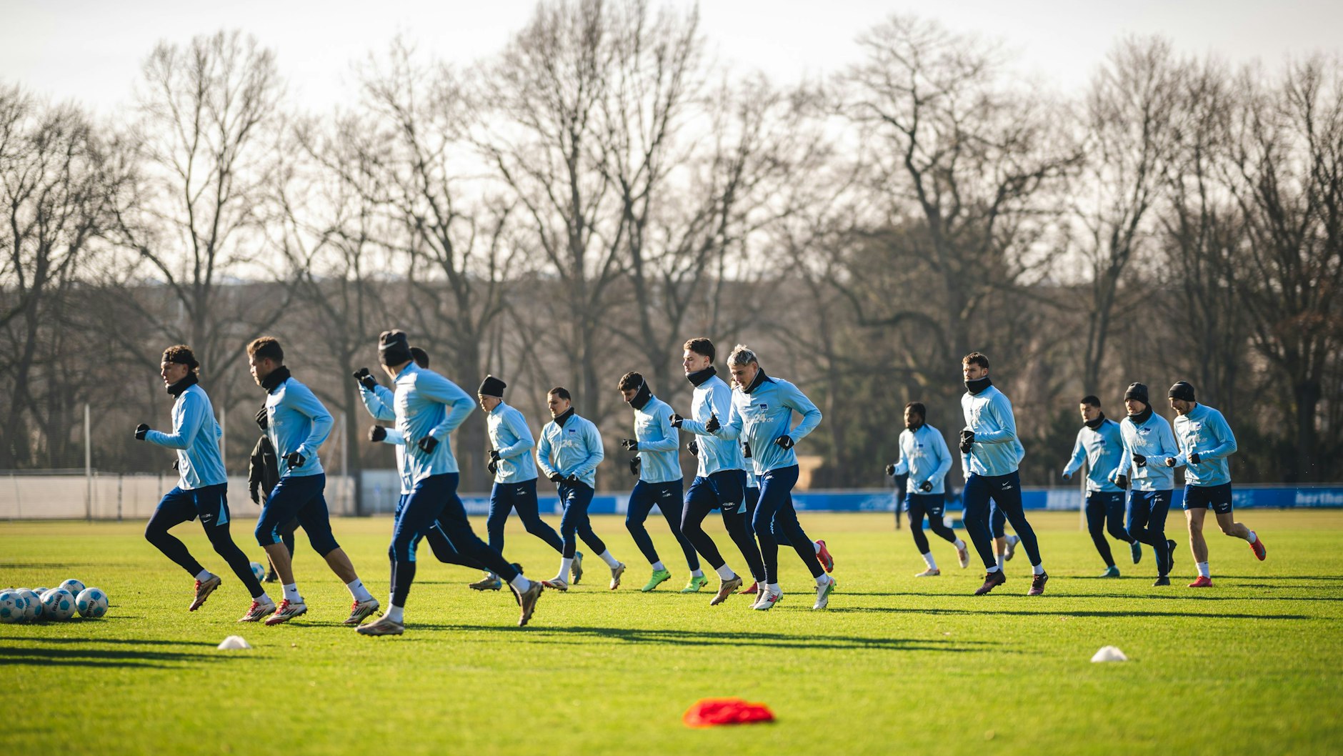 Die Spieler von Hertha BSC laufen sich im Training warm.