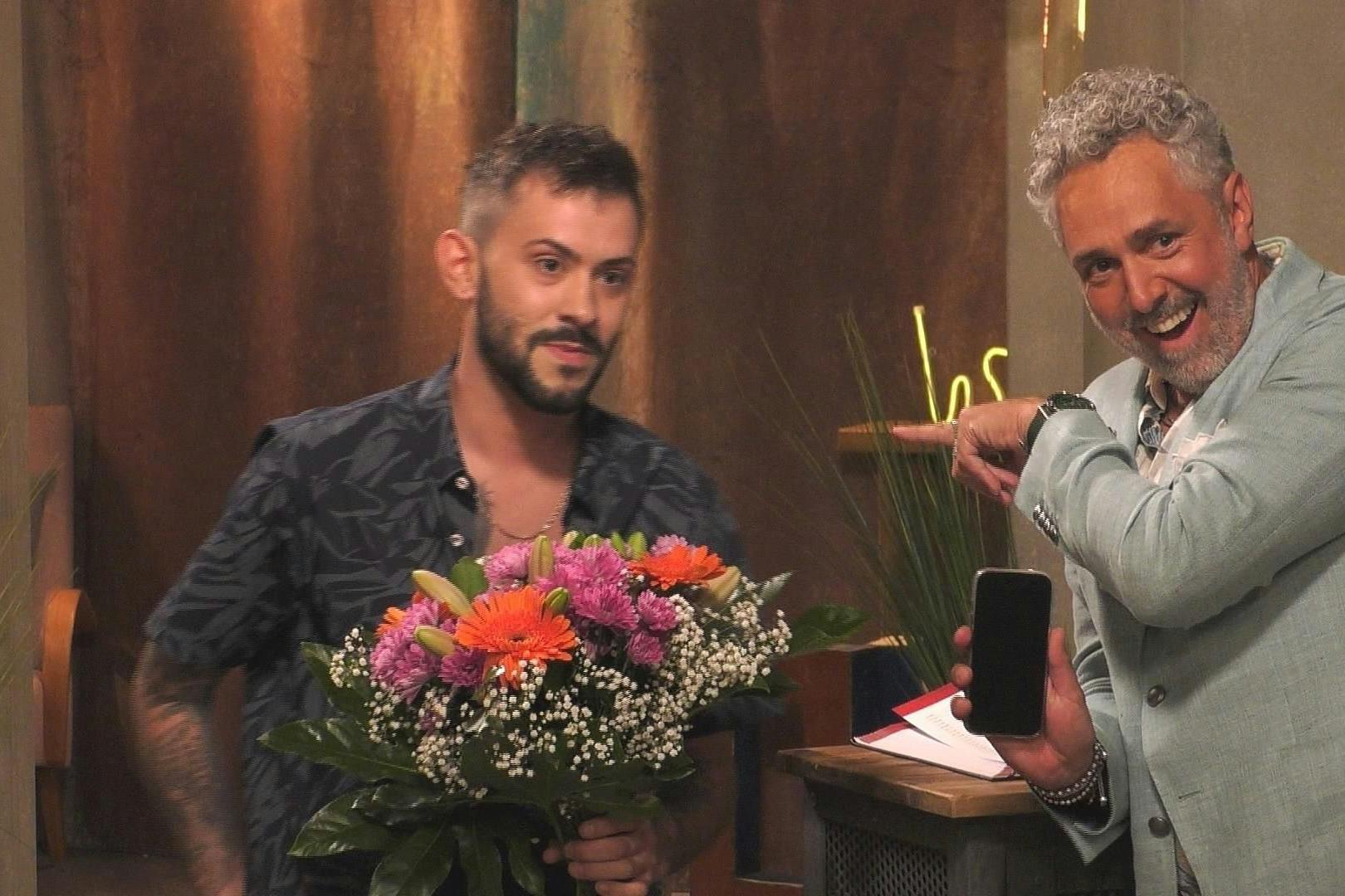 Daniele Negroni mit „Promi First Dates“-Gastgeber Roland Trettl