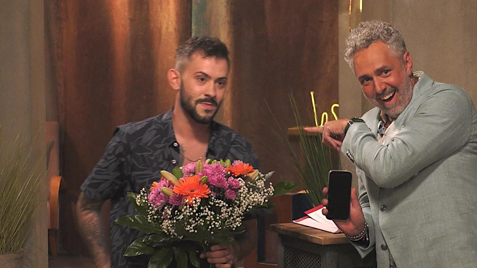 Daniele Negroni mit „Promi First Dates“-Gastgeber Roland Trettl
