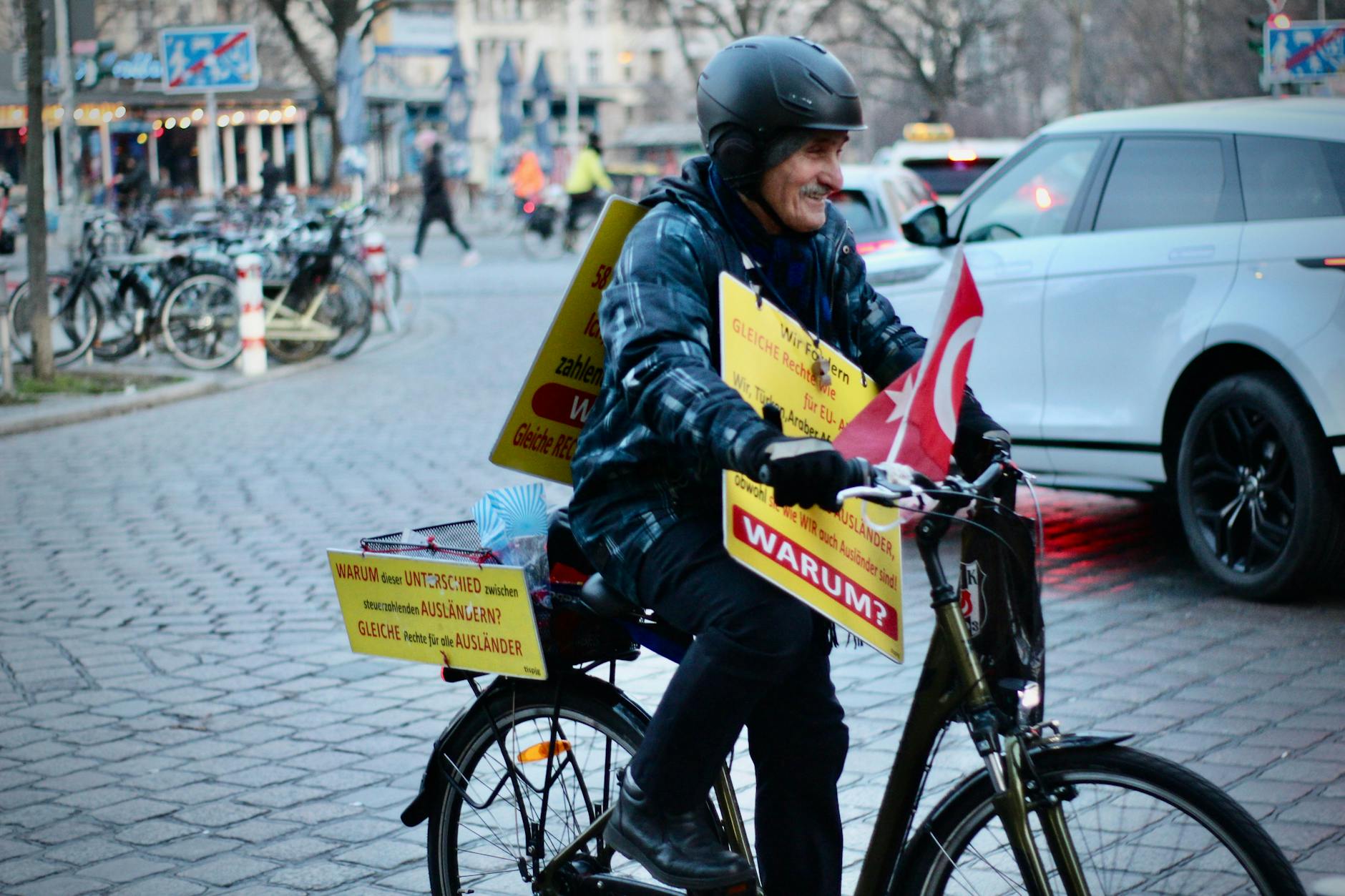 „Die Leute nennen mich auch den grüßenden Demonstranten.“ Nach 20 Jahren Durchhaltevermögen gehört Aydin zum Berliner Stadtbild einfach dazu.