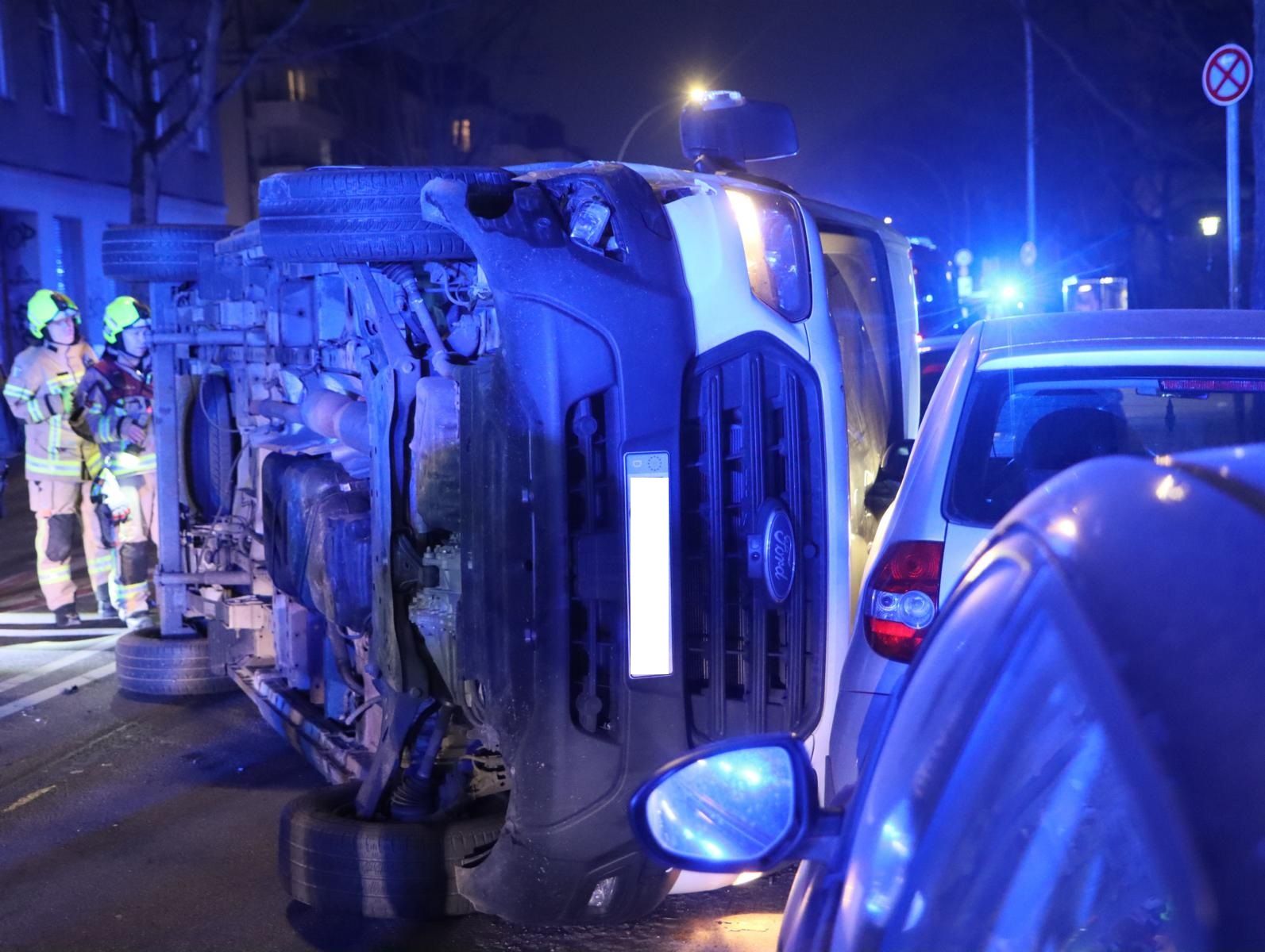 Rumms-Nacht von Berlin: Transporter kracht in parkende Autos – und kippt um