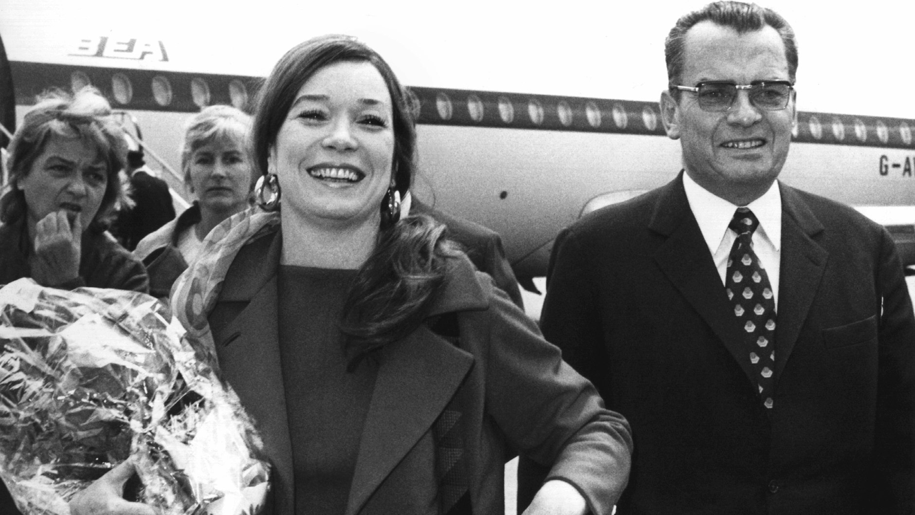 Festspielleiter Alfred Bauer empfängt 1971 US-Star Shirley MacLaine auf dem Flughafen Tempelhof.