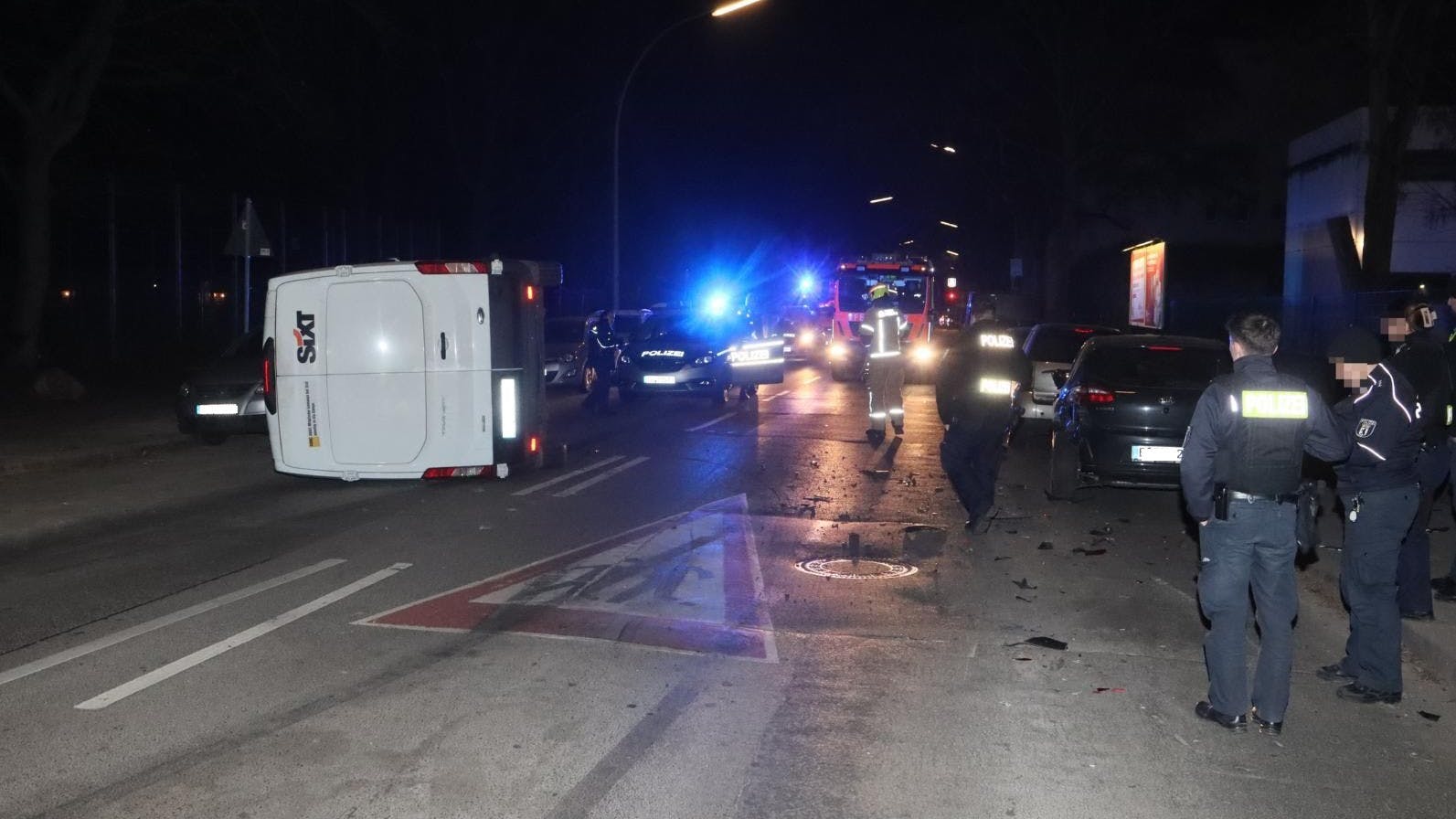 Der Fahrer des Kleintransporters konnte sich selbstständig nach dem Unfall in Neukölln aus dem Fahrzeug befreien.