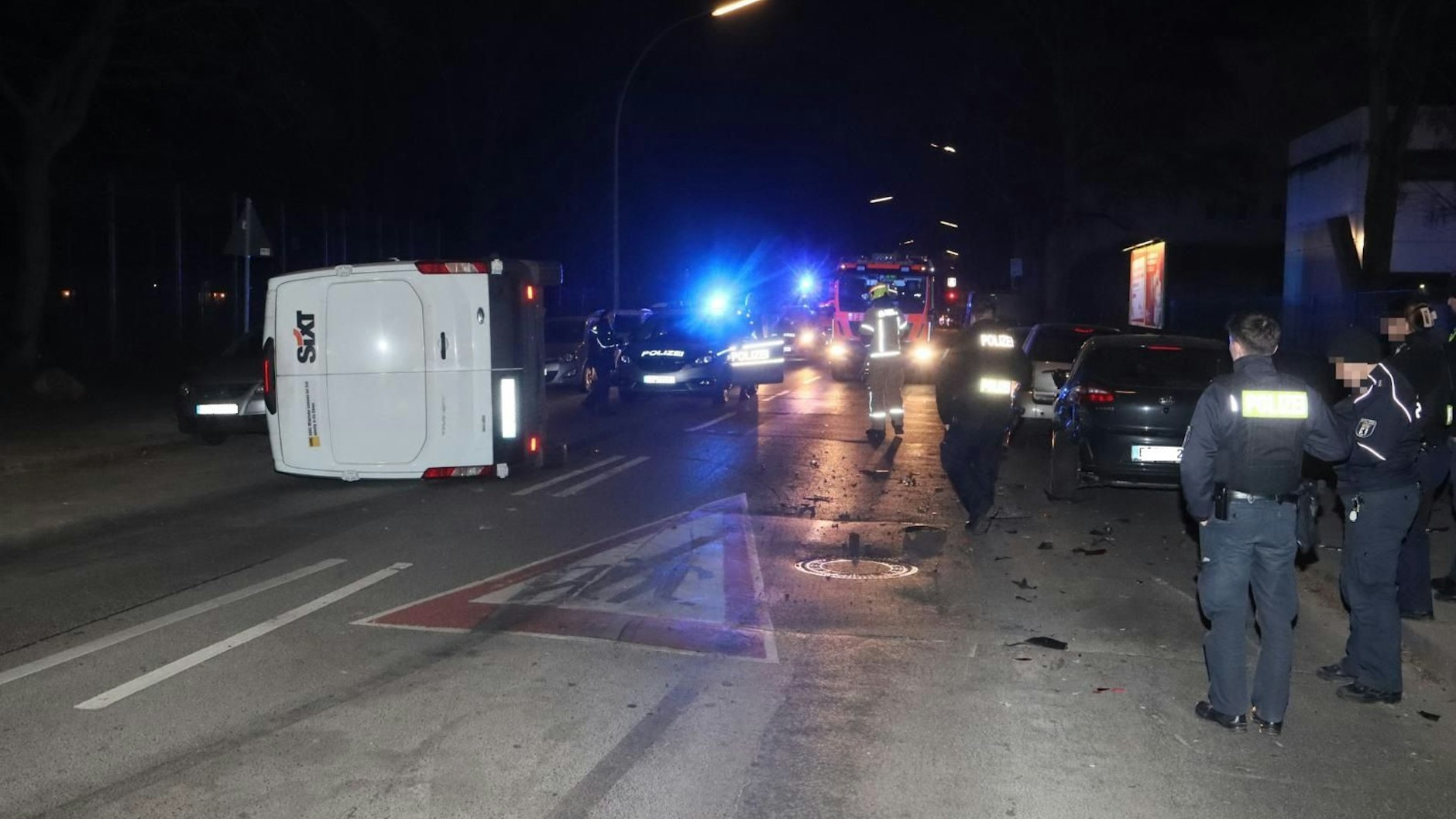 Der Fahrer des Kleintransporters konnte sich selbstständig nach dem Unfall in Neukölln aus dem Fahrzeug befreien. 