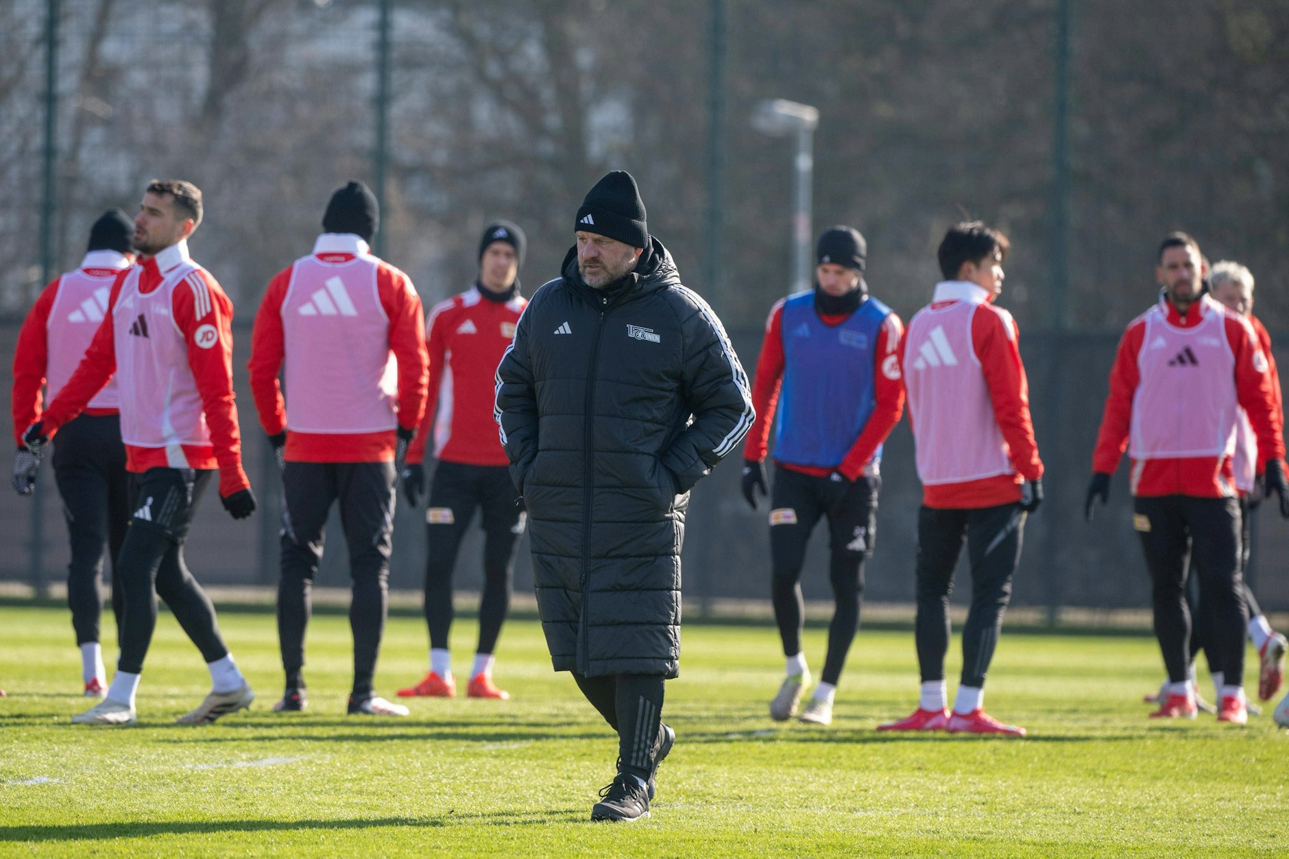 Coach Steffen Baumgart verfolgt dick eingemummelt das Training beim 1. FC Union.