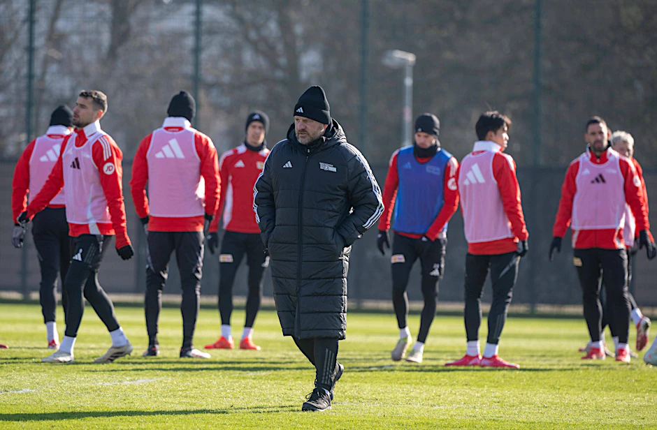 Coach Steffen Baumgart verfolgt dick eingemummelt das Training beim 1. FC Union.