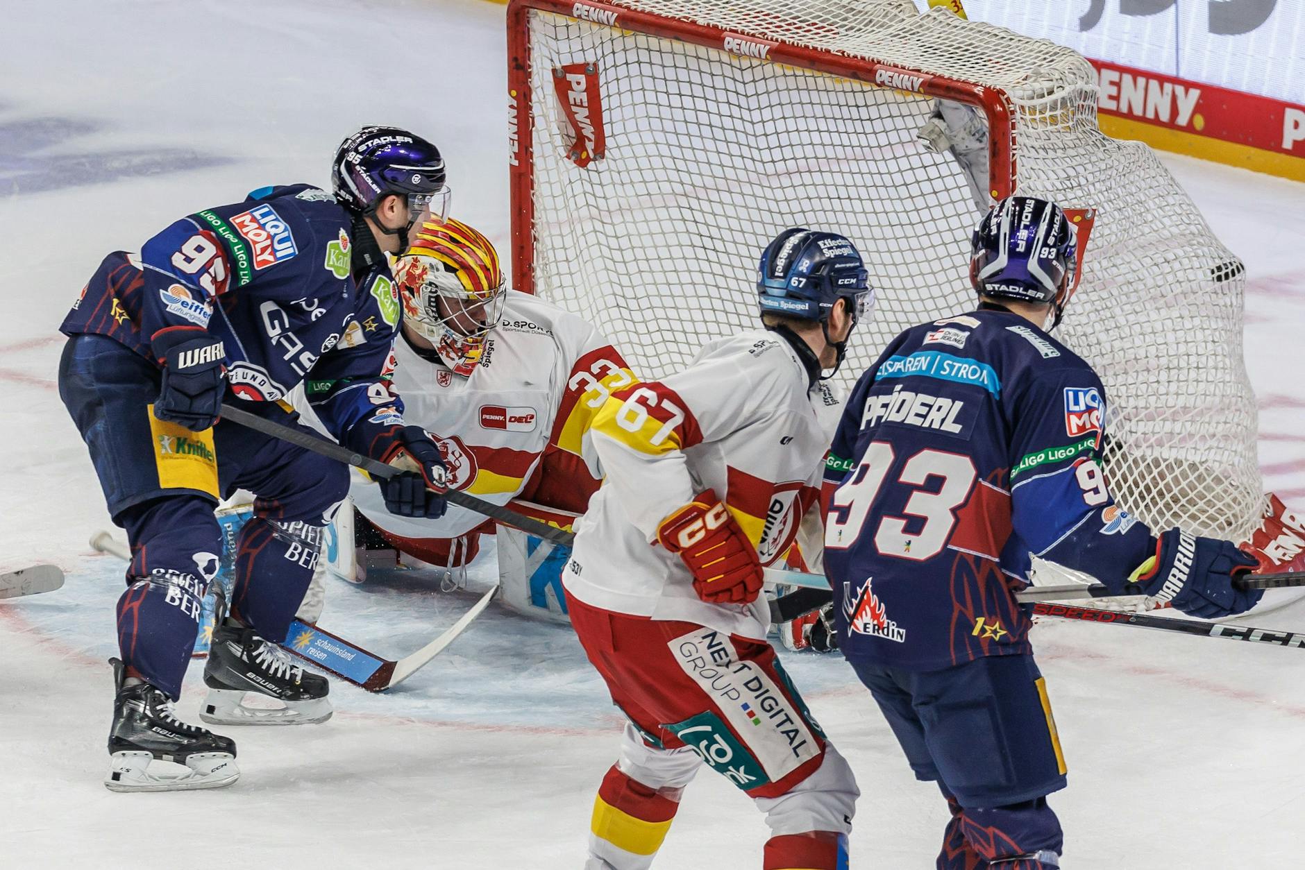 Berlins Frederik Tiffels trifft zum 10:2 Endstand.