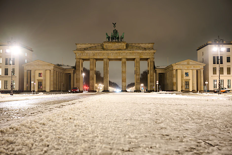 Schneereste liegen vor dem Brandenburger Tor.