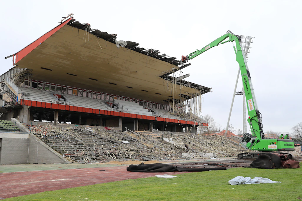 UPDATE+++Asbest-Alarm im Jahnstadion – Spezialkräfte rücken aus