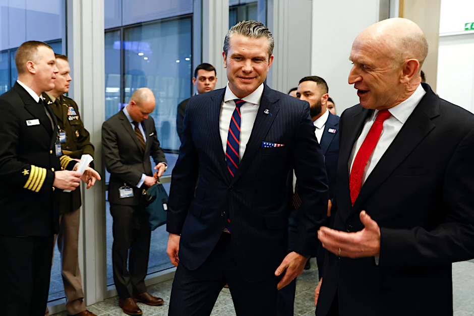 Brüssel: US-Verteidigungsminister Pete Hegseth (M.) geht mit dem britischen Verteidigungsminister John Healey vor einem bilateralen Treffen am Rande eines Nato-Verteidigungsministertreffens im Nato-Hauptquartier.