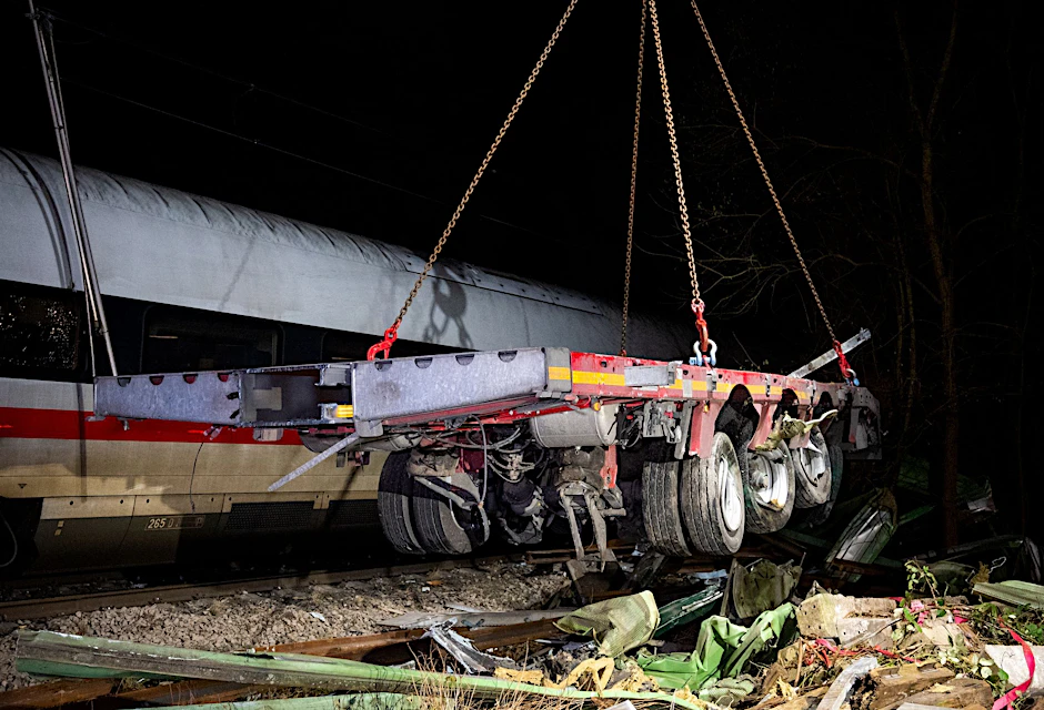 Ein LKW-Anhänger wird nach einem Zugunglück mit einem Kran geborgen.